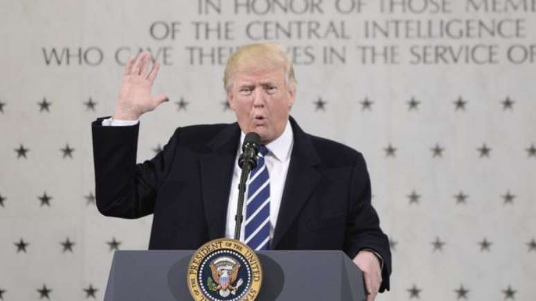 O presidente Trump criticou a imprensa durante visita à CIA. 