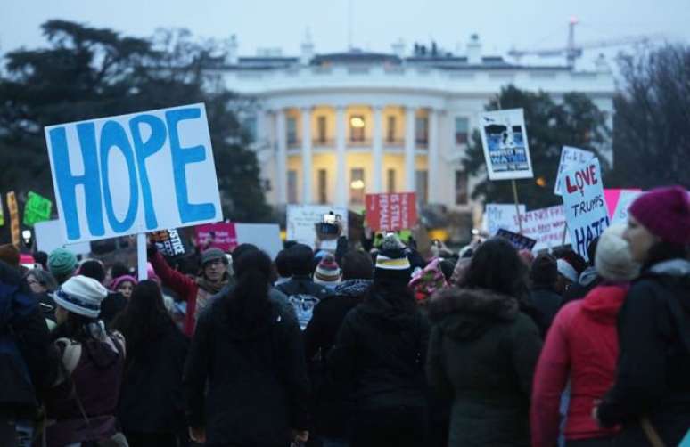 Milhares de pessoas protestaram contra Trump e pelos direitos da mulheres em diversas cidades dos Estados Unidos e do mundo. 