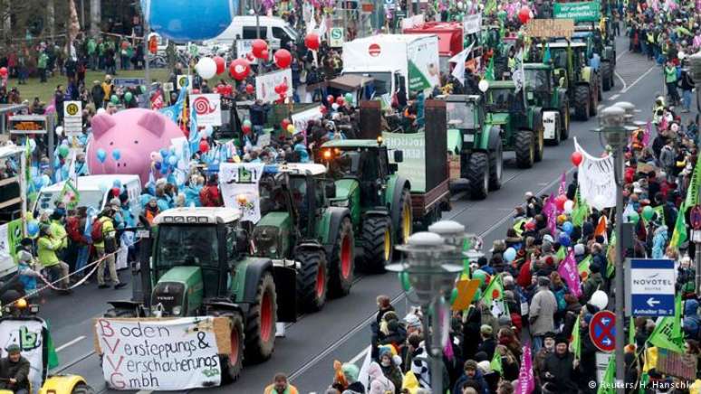 Protesto por agricultura sustentável levou cerca de 18 mil pessoas ao centro de Berlim