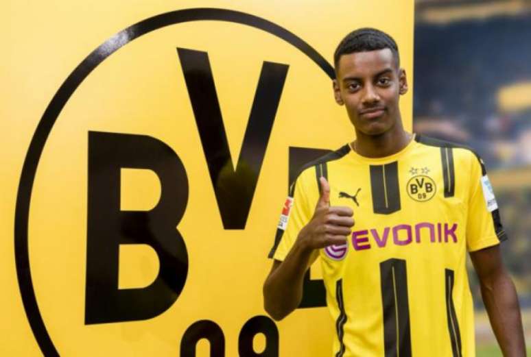 Isak ainda espera aval da Fifa para jogar no Dortmund (Foto: Divulgação / BVB)