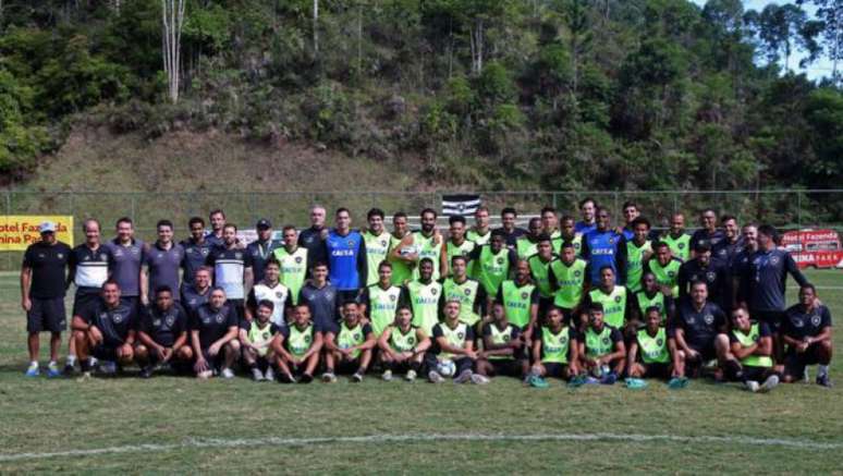 Delegação do Botafogo posa para foto oficial no China Park, onde ficou durante sete dias (Foto: Reprodução / Twitter / BFR)