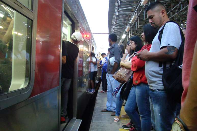 Movimentação de passageiros na estação Francisco Morato da CPTM, em Francisco Morato (SP), na manhã desta terça-feira (24).