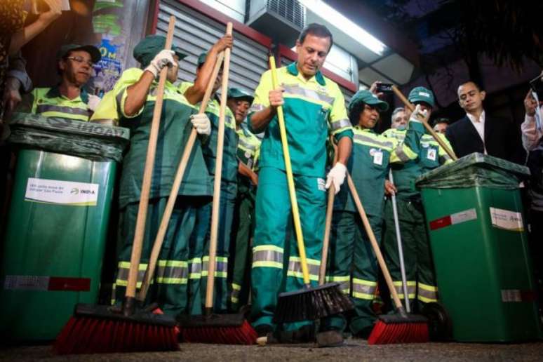 João Doria tem se vestido periodicamente de gari para varrer vias de São Paulo 