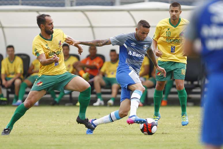 O atacante Luan, do Grêmio, durante o jogo-treino