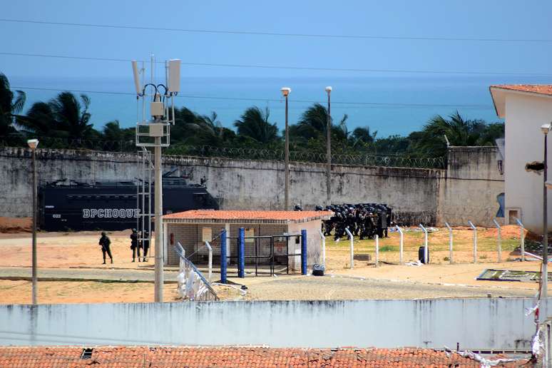 Policiais do Bope, Tropa de Choque e o Grupo de Operações Especiais (GOE) da Secretaria de Justiça (Sejuc) iniciam uma intervenção na Penitenciária Estadual de Alcaçuz, em Nísia Floresta (RN), na manhã desta terça-feira (24), onde será realizada uma revista minuciosa nos pavilhões.