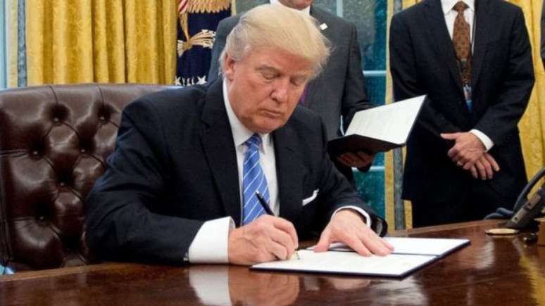 O presidente Donald Trump assinou a ordem executiva que retira os EUA do acordo econômico no seu terceiro dia no poder. 