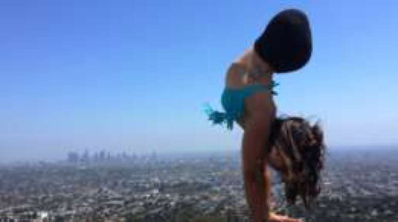 Jennifer decidiu ir atr&aacute;s da irm&atilde;, mas com cuidado