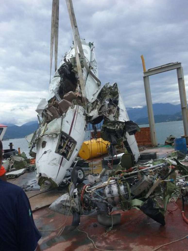 Partes do avi&atilde;o que caiu em Paraty s&atilde;o entregues &agrave; Aeron&aacute;utica