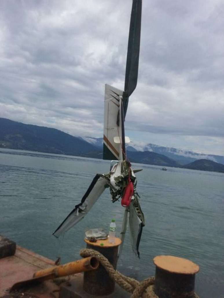 Partes do avi&atilde;o que caiu em Paraty s&atilde;o entregues &agrave; Aeron&aacute;utica
