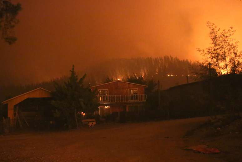 Pelo menos mil imóveis foram arrasados pelo fogo entre a noite da quarta-feira e esta madrugada na cidade de Santa Olga.