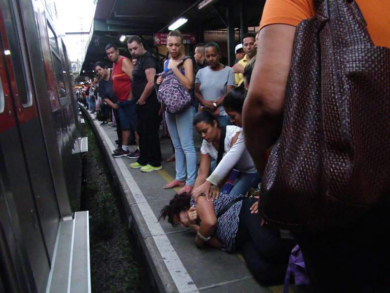 Passageiros enfrentam lentidão nos trens na estação Perus da Linha 7-Rubi da CPTM pelo sexto dia consecutivo, na manhã desta quinta-feira (26), na zona norte de São Paulo (SP).