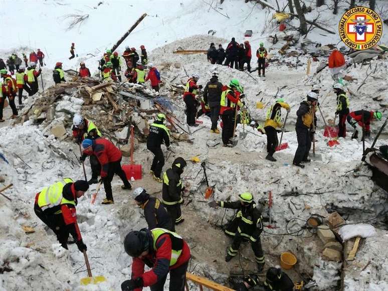 Equipes de resgate trabalham nas buscas por vítimas de avalanche em hotel na Itália.