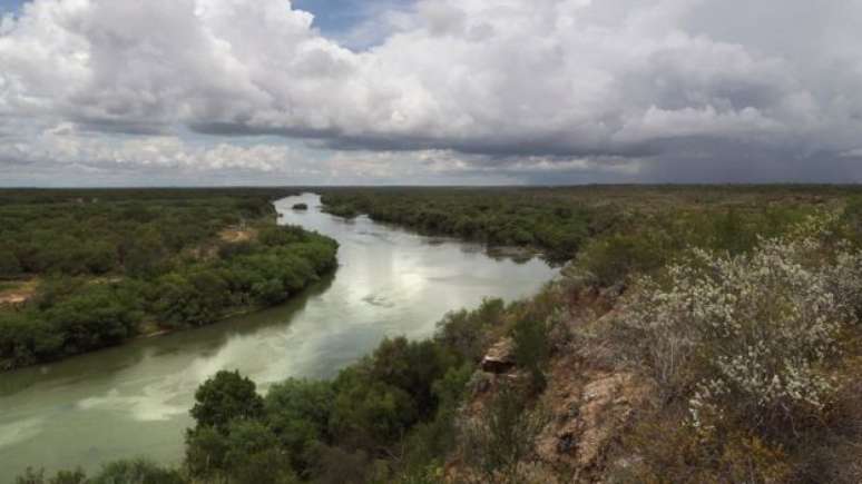 O muro teria de atravessar a vegetação que cerca o Rio Grande 