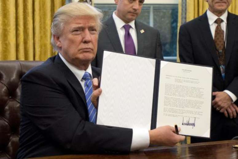 Washington – Donald Trump assina decreto que retira os Estados Unidos do Acordo Transpacífico, assinado em outubro de 2015 por mais 11 países 