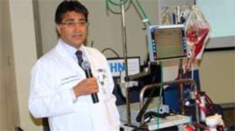 O médico Shaf Keshavjee chefiou a equipe que retirou os pulmões da canadense