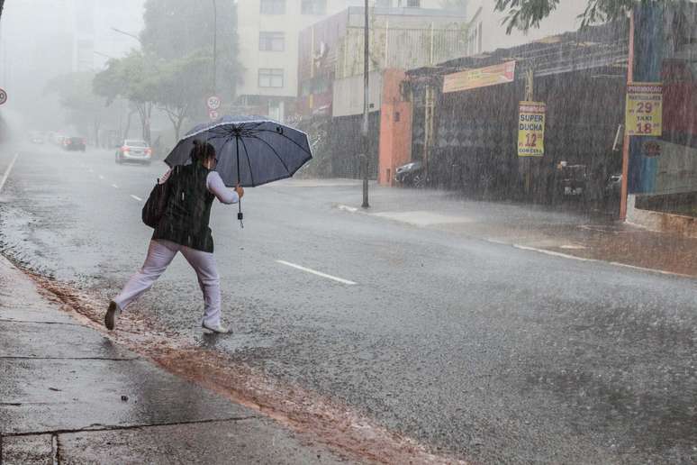 Chuva forte causa alagamento na Avenida Nove de Julho, em São Paulo (SP), na tarde desta quinta-feira (26).