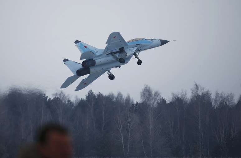 Caça russo Mig-35 decola para voo de apresentação em Moscou