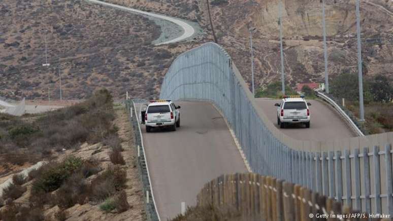 Agentes de fronteira atuam ao longo da cerca que divide a Califórnia do México