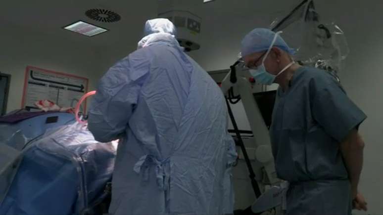 Henry Marsh supervisiona um médico durante uma operação: erros normalmente acontecem foram da sala de cirurgia, segundo o neurocirurgião