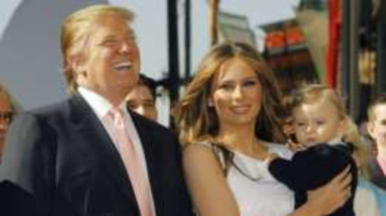 Donald Trump com a esposa Melania e Barron, em 2006