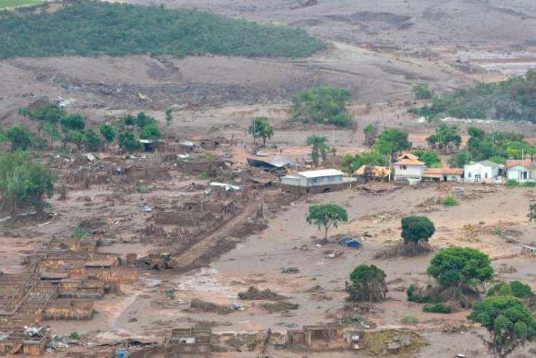 Área afetada pelo rompimento de barragem no distrito de Bento Rodrigues, zona rural de Mariana