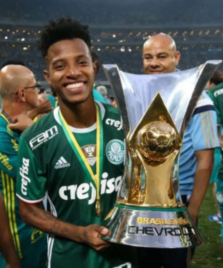 Tchê Tchê com a taça do Campeonato Brasileiro do ano passado