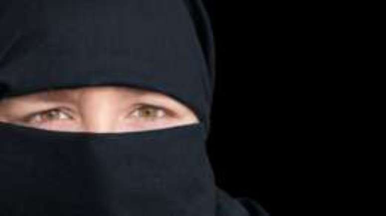 O niqab cobre o rosto e o corpo da pessoa que o usa