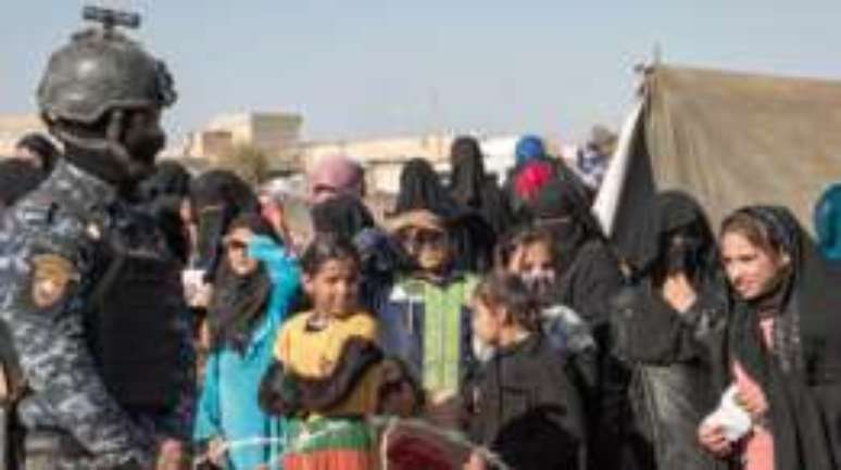 Iraquianos no norte do país fazem fila para receber ajuda humanitária
