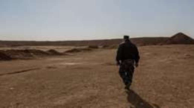 Policial mostra à BBC as valas comuns nos arredores de Hamman al-Alil