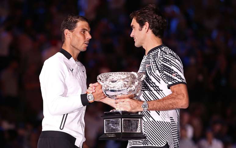 Nadal cumprimenta Federer durante a cerimônia de encerramento do Aberto da Austrália