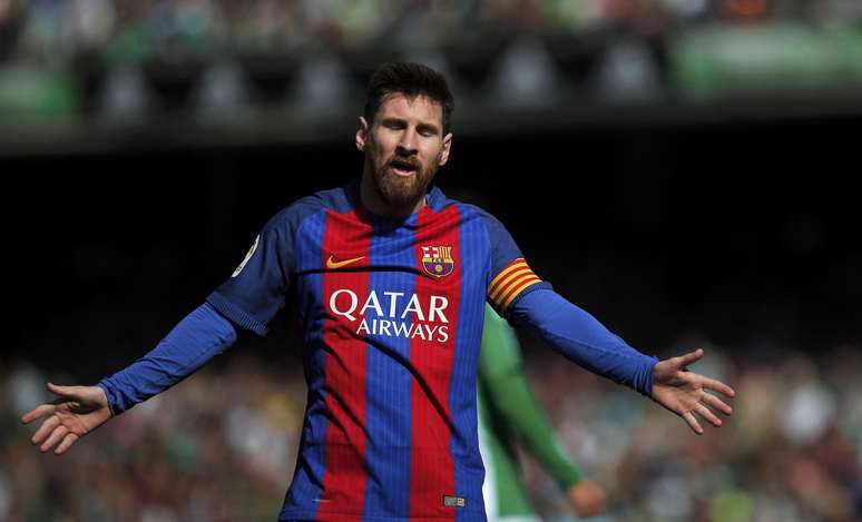 Messi reclama após o polêmico lance do ataque do Barcelona em que a bola entrou no gol, mas a arbitragem não validou