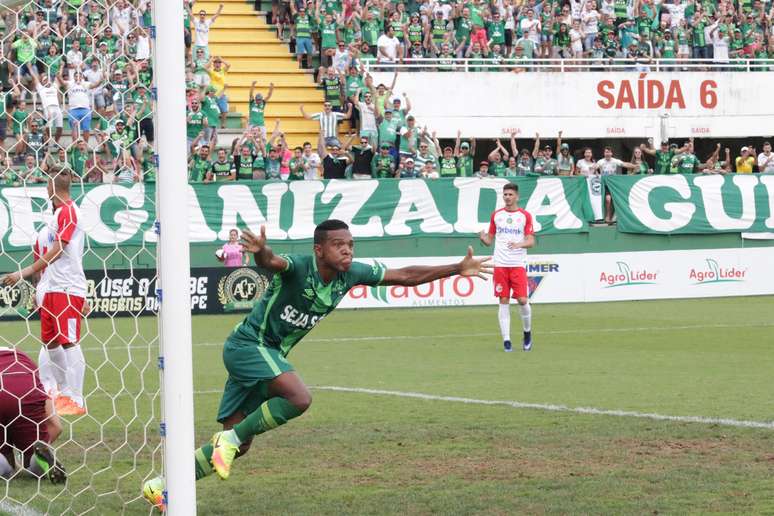 Niltinho comemora o gol que abriu o placar na Arena Condá