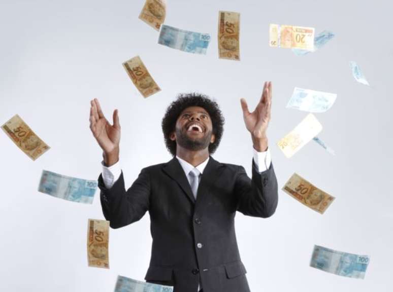 Pessoas extrovertidas são mais despreocupadas em relação ao dinheiro, dizem os psicólogos