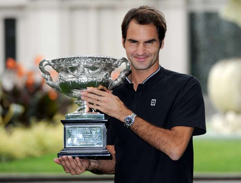 Federer posa para fotógrafos com o troféu conquistado no Aberto da Austrália