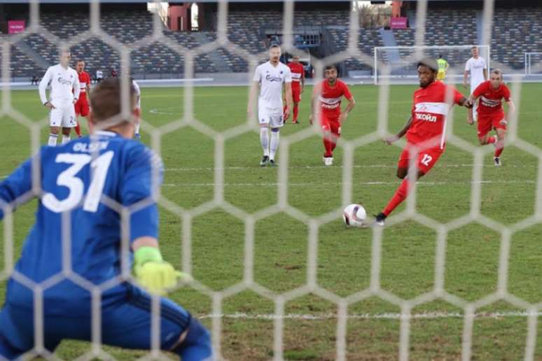 Luiz Adriano fez de pênalti sobre o Copenhague (Foto: Divulgação)