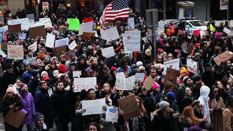 Milhares de pessoas protestaram em aeroportos e nas ruas de várias cidades americanas depois da assinatura da ordem executiva sobre imigração. 