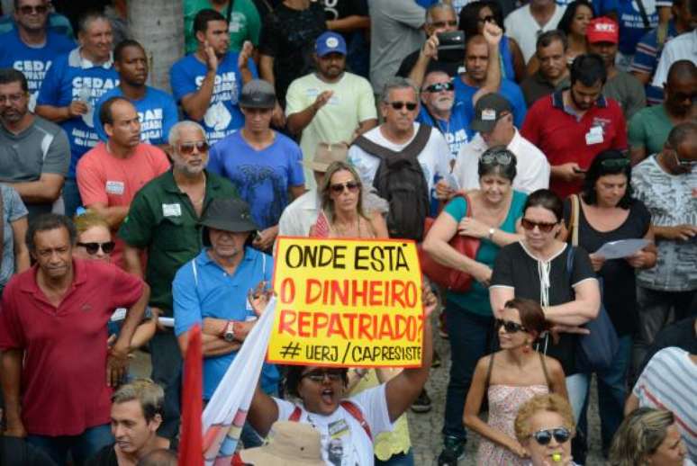 Cariocas protestam em frente à Assembleia Legislativa do Rio de Janeiro contra as medidas de austeridade do governo estadual 