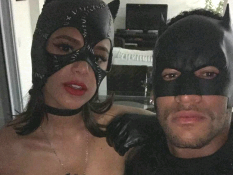 Bruna Marquezine e Neymar com fantasias de Batman e Mulher-Gato, em 2016.