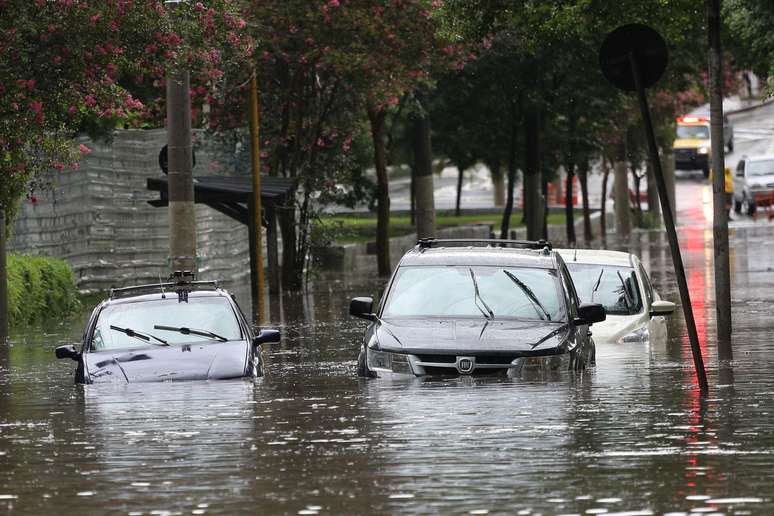 Chuva causa alagamento na região da Avenida Rubem Berta