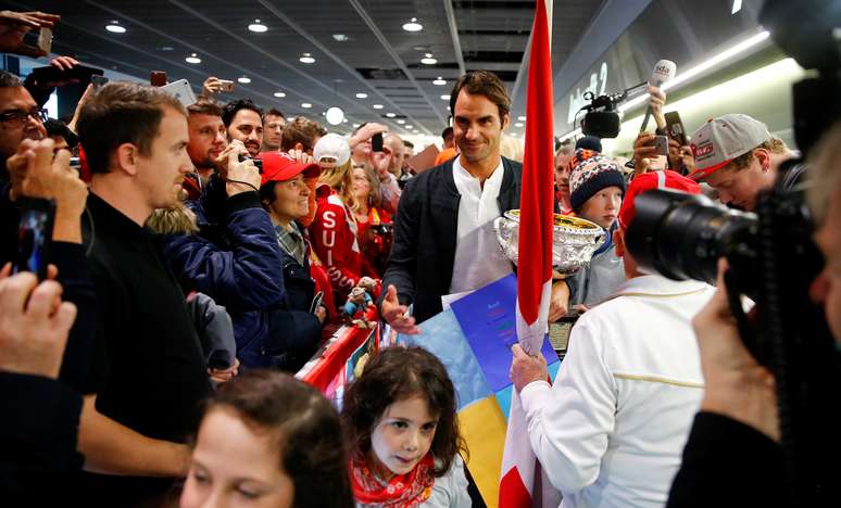 Federer foi recepcionado por fãs em seu desembarque no aeroporto de Zurique, na Suíça