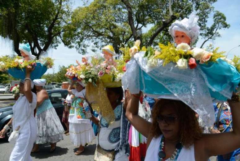 Com f&eacute; e oferendas devotos participam de festa de Iemanj&aacute;, no centro do Rio&nbsp;