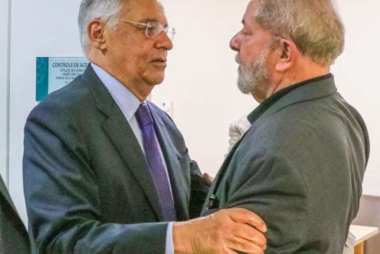 Os ex-presidentes Fernando Henrique Cardoso e Luiz Inácio Lula da Silva.