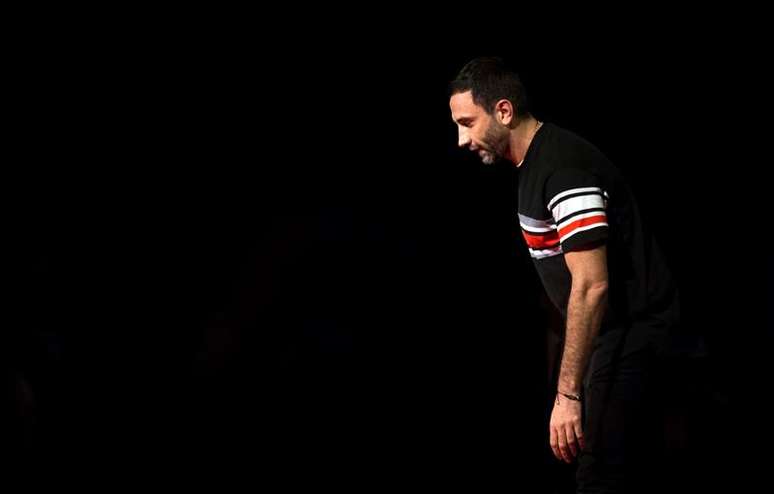 Entre outras contribui&ccedil;&otilde;es, Tisci, de 42 anos e formado na central Saint Martins, em Londres, conseguiu desenvolver um vestu&aacute;rio que incorpora a cultura do streetwear no universo de luxo e imp&ocirc;s designs entre o l&iacute;rico, o radical e o barroco.