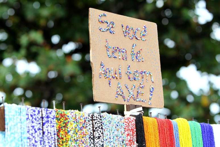 A comerciante Jai Teles disse que s&oacute; n&atilde;o vendeu mais por conta da concorr&ecirc;ncia, mas comemorou o sucesso na venda de colares (guias de candombl&eacute;), imagens e lembran&ccedil;as da festa de Iemanj&aacute;.