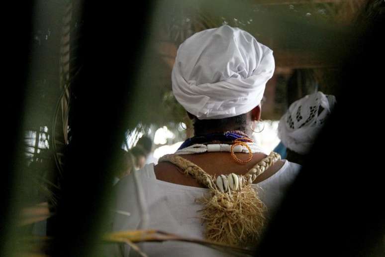 A comemora&ccedil;&atilde;o religiosa no Rio Vermelho terminou &agrave;s 18h e a folia poder&aacute; seguir at&eacute; as 22h, hor&aacute;rio acordado entre &oacute;rg&atilde;os oficiais, pol&iacute;cia e moradores da regi&atilde;o.