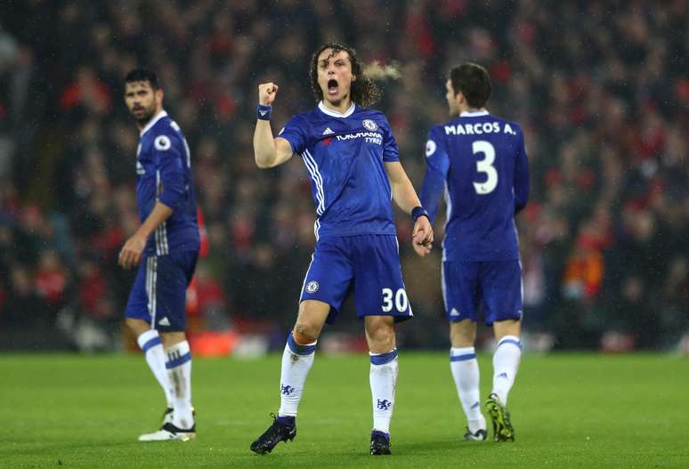 David Luiz comemora o gol de falta que marcou pelo Chelsea em cl&aacute;ssico contra o Liverpool pelo Campeonato Ingl&ecirc;s
