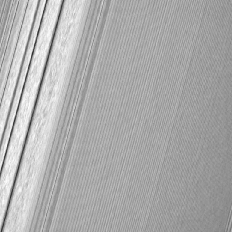 Imagem mostra anel A, à esquerda, e uma 'onda de densidade' - um acúmulo de material que se formou a partir da tração das luas Janus e Epimetheus. 