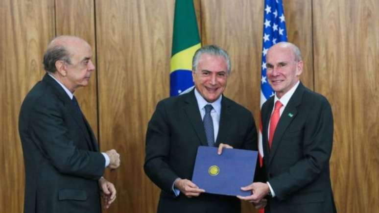 Ministério das Relações Exteriores, comandado por José Serra (esquerda), resiste à ideia de liberar por dois anos cidadãos dos EUA, Japão, Austrália e Canadá 