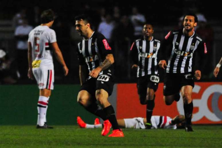 Fred e Pratto juntos? Roger testou os dois centroavantes em campo (Foto: Maurício Rummens Agência Lancepress!)