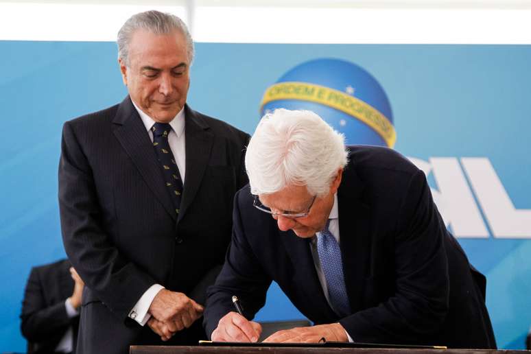 Moreira Franco tomou posse como ministro da Secretaria-Geral da Presidência da República no dia 3 de fevereiro, em cerimônia no Palácio do Planalto. Logo em seguida, sua nomeação foi alvo de uma guerra de liminares, com decisões de diferentes partes do país barrando sua nomeação, todas posteriormente derrubadas. PSOL e Rede foram ao Supremo. 